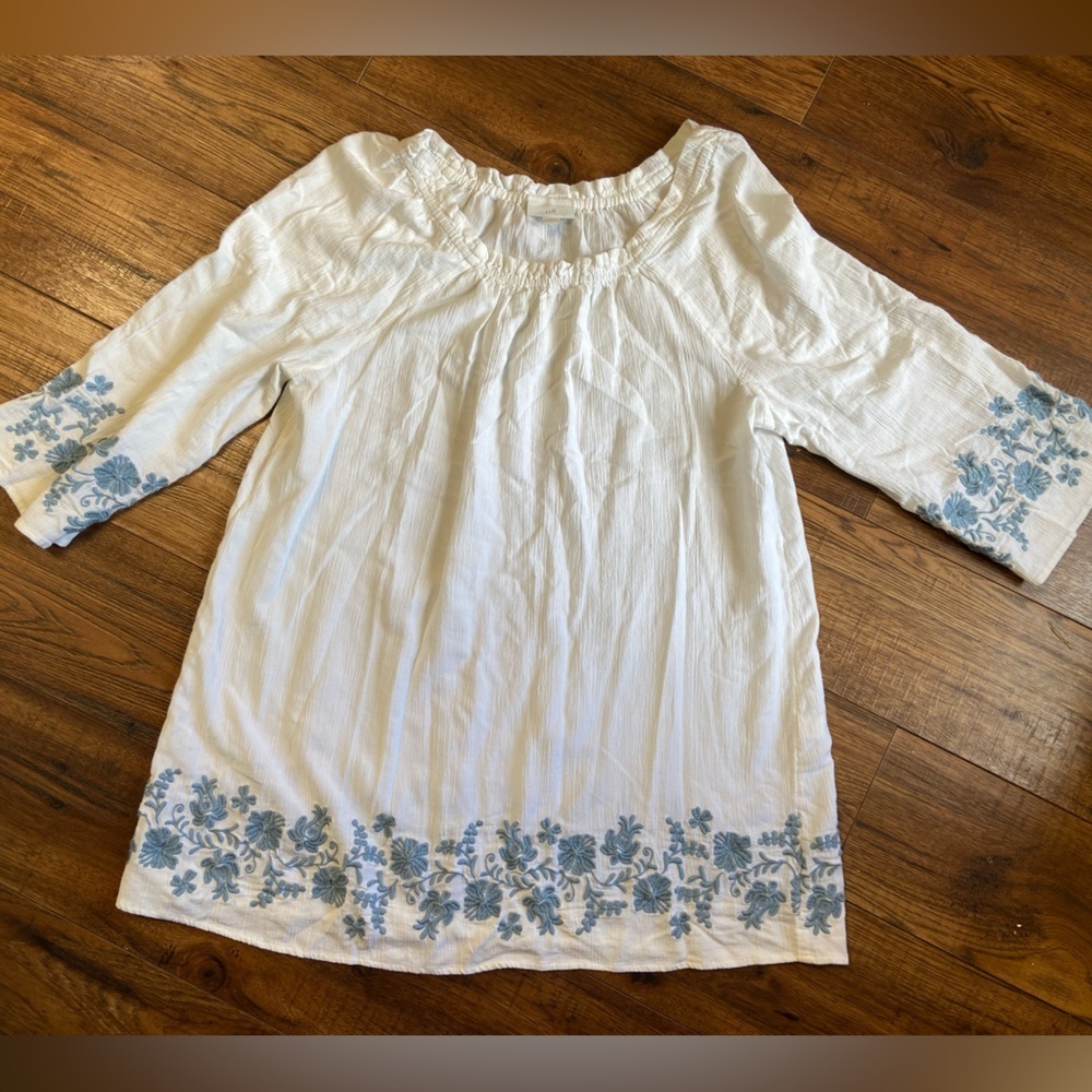 J Jill Sz Med Pullover Guazy Top Embroidered Flowers Beachy White W/Blue Flowers
